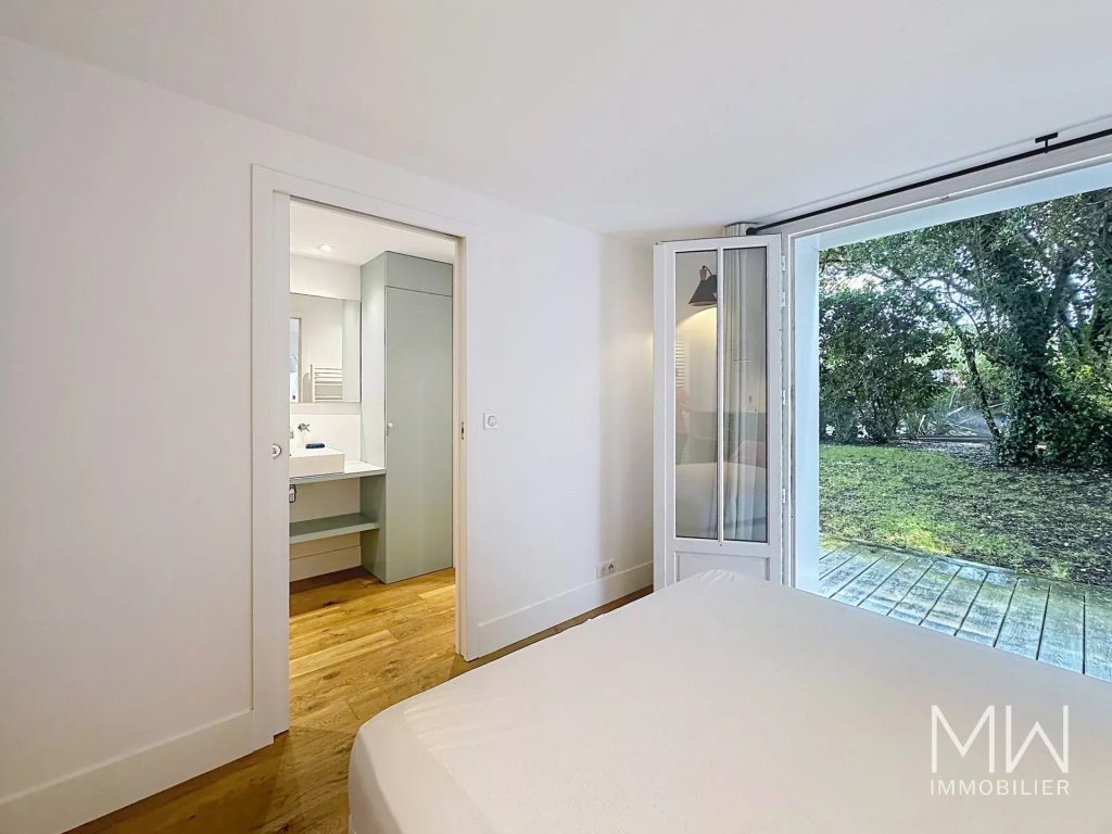 JOLIE VILLA BOIS AVEC PISCINE