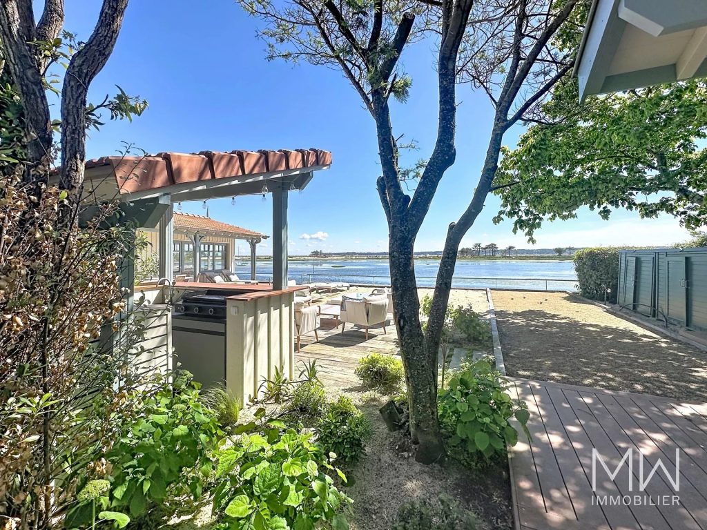 ADORABLE VILLA FACE AU BASSIN