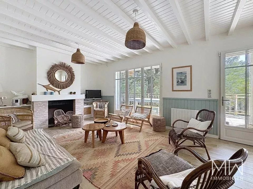 RAVISSANTE VILLA BOIS A LA POINTE