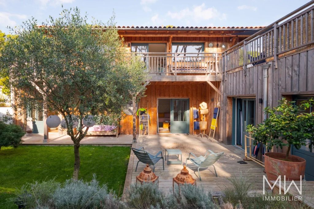 BELLE VILLA BOIS AVEC PISCINE