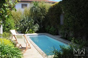 JOLIE VILLA BOIS AVEC PISCINE
