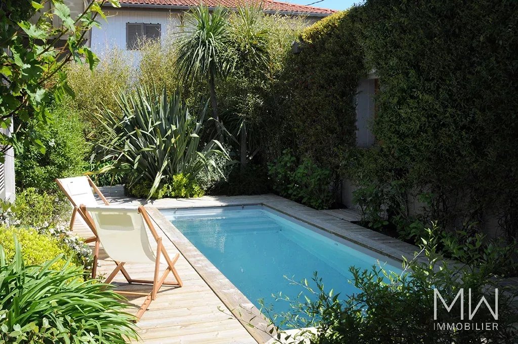JOLIE VILLA BOIS AVEC PISCINE