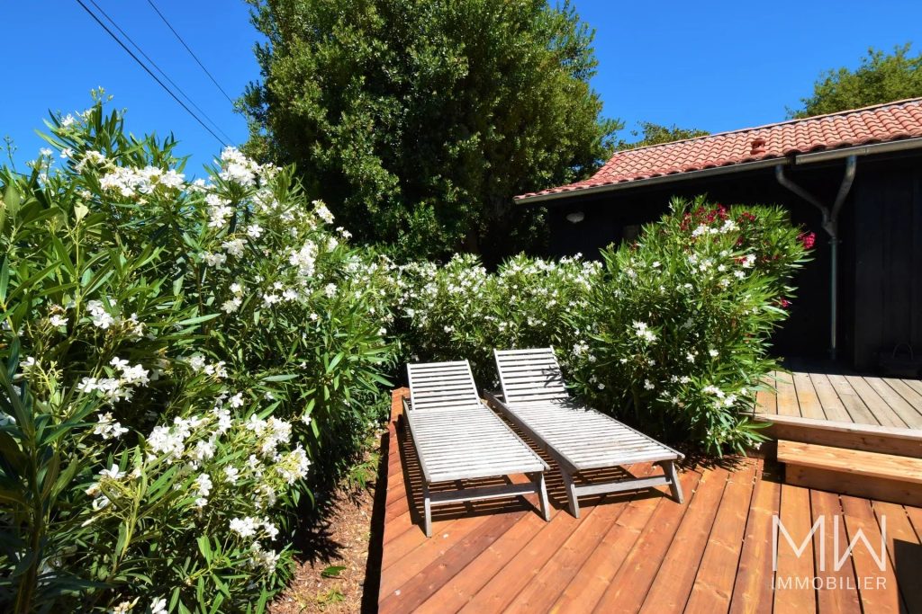 CHARMANTE VILLA BOIS AU COEUR DU VILLAGE