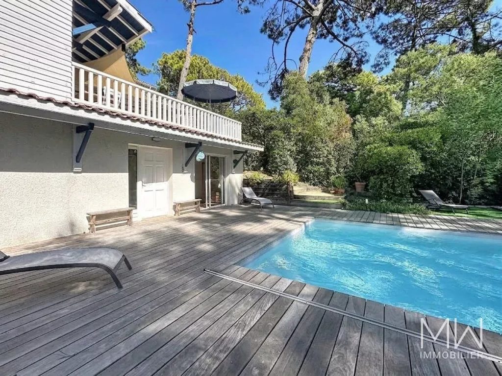 VILLA AVEC PISCINE SOUS LA PINEDE