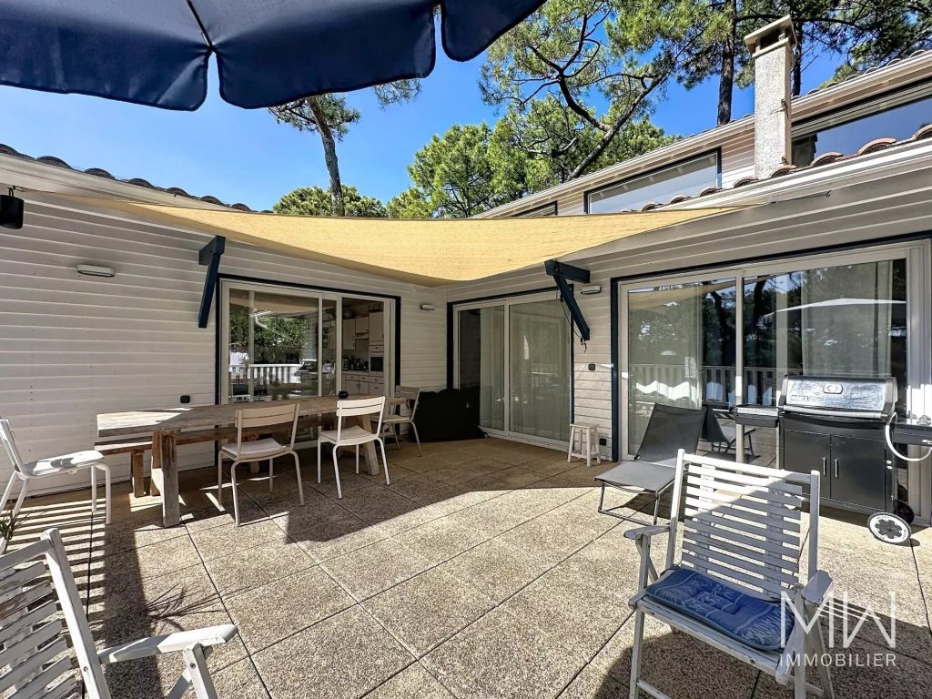 VILLA AVEC PISCINE SOUS LA PINEDE