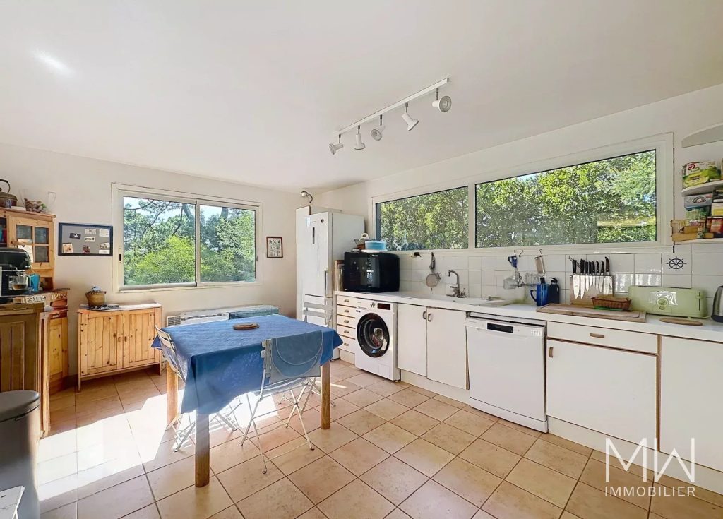 VILLA AVEC PISCINE SOUS LA PINEDE