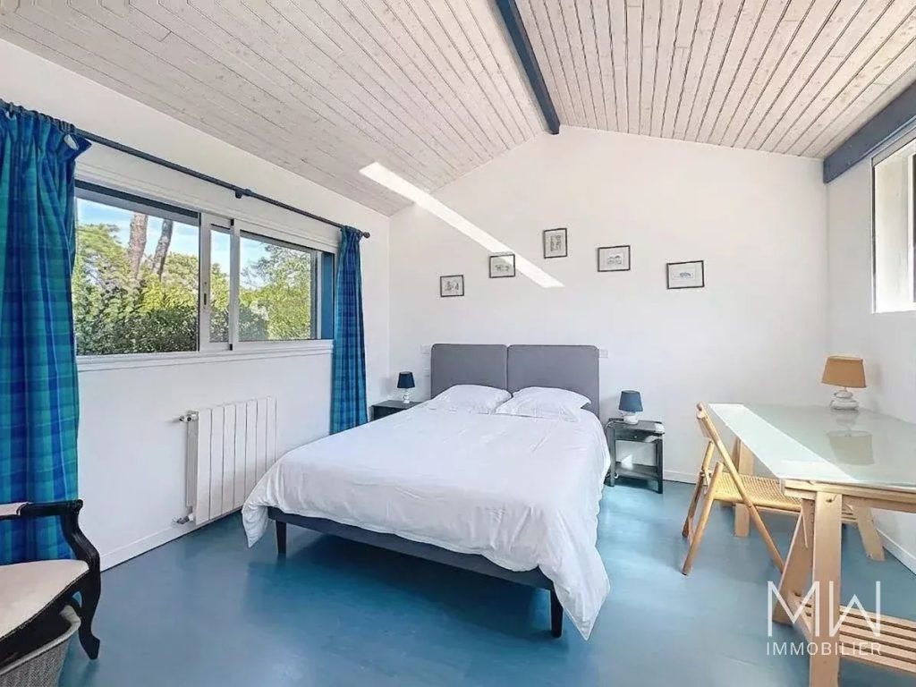 VILLA AVEC PISCINE SOUS LA PINEDE