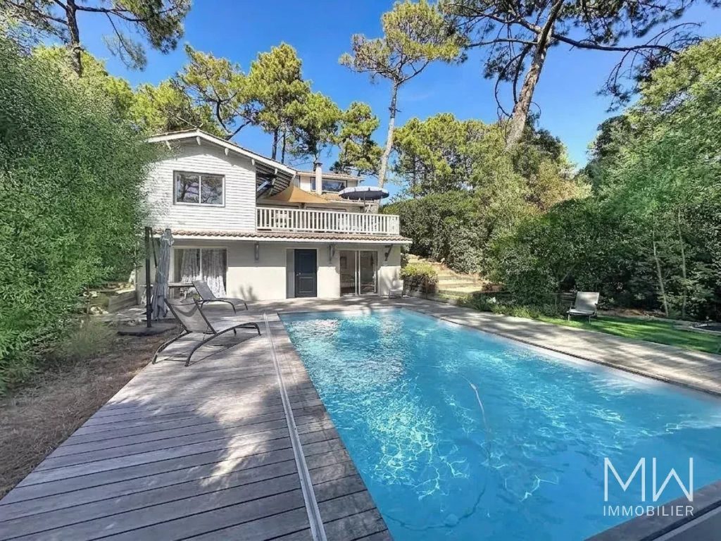 VILLA AVEC PISCINE SOUS LA PINEDE