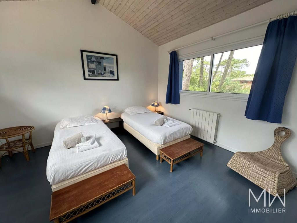 VILLA AVEC PISCINE SOUS LA PINEDE