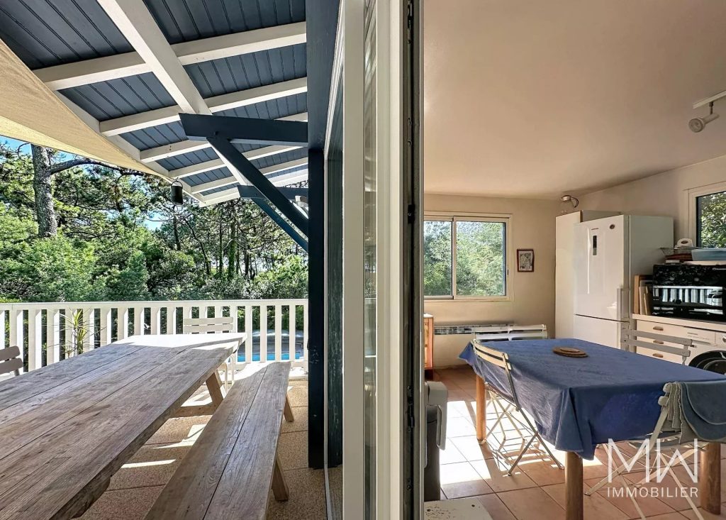 VILLA AVEC PISCINE SOUS LA PINEDE