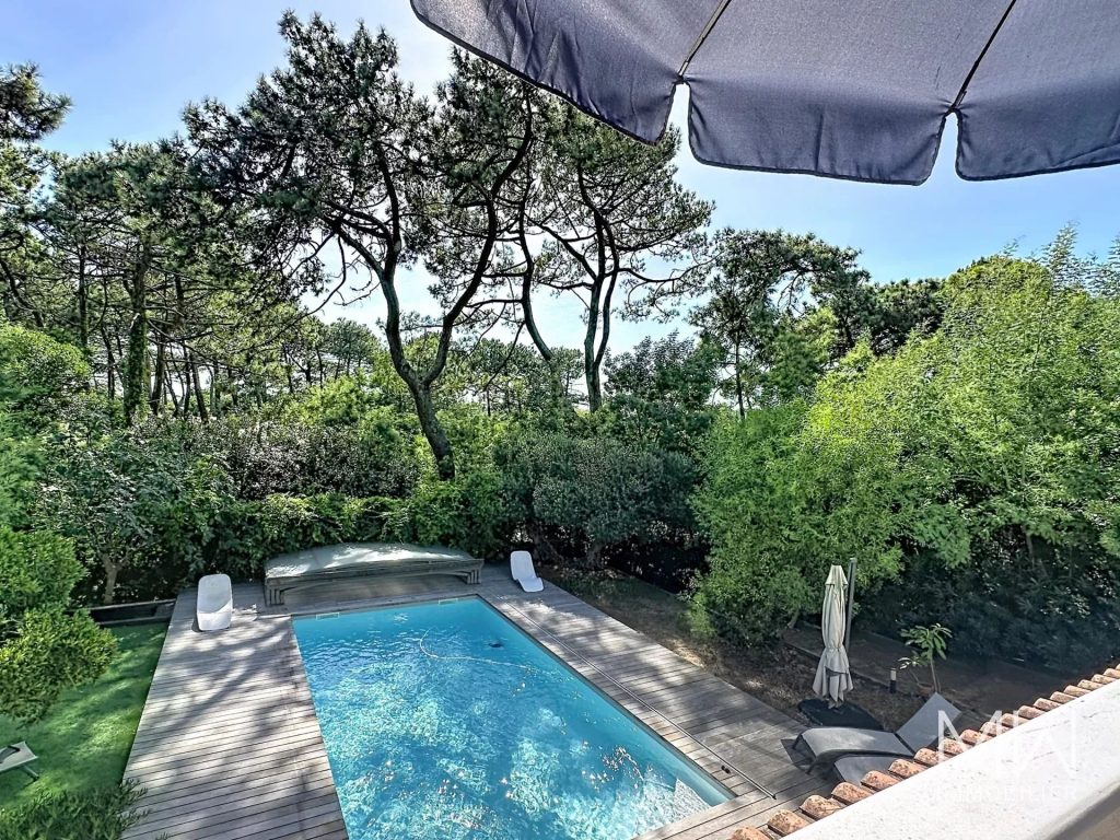 VILLA AVEC PISCINE SOUS LA PINEDE
