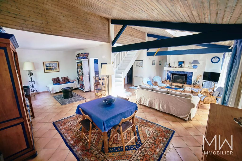 VILLA AVEC PISCINE SOUS LA PINEDE