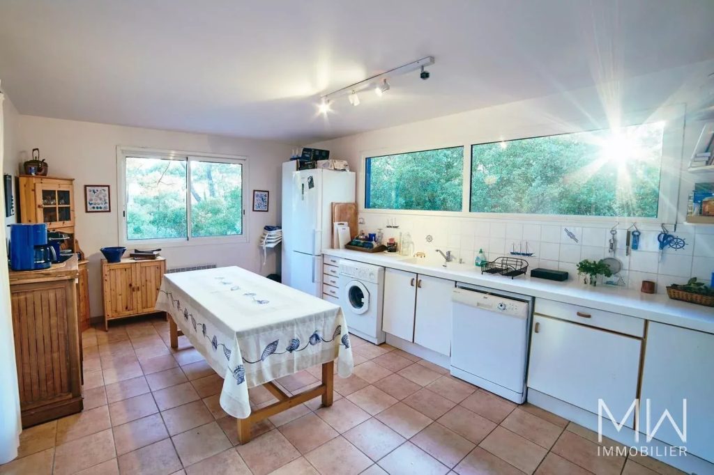VILLA AVEC PISCINE SOUS LA PINEDE