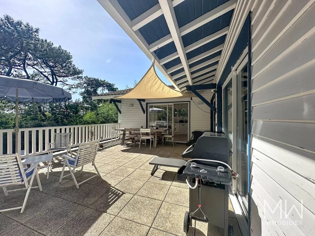 VILLA AVEC PISCINE SOUS LA PINEDE