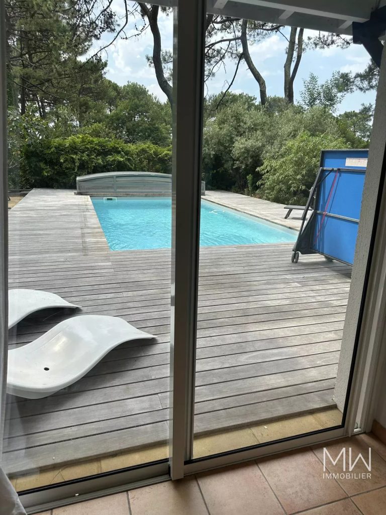 VILLA AVEC PISCINE SOUS LA PINEDE