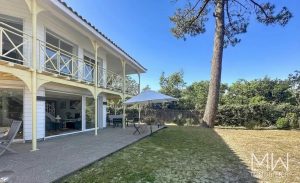 BELLE VILLA FACE AU BASSIN