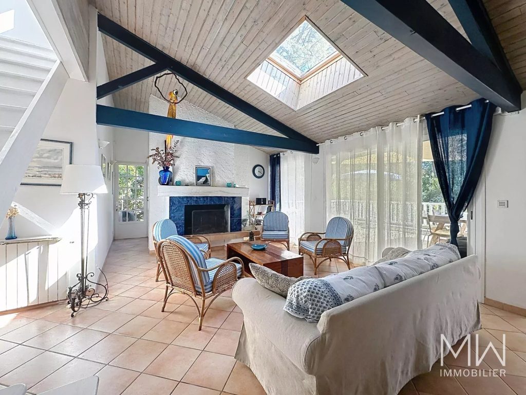 VILLA AVEC PISCINE SOUS LA PINEDE
