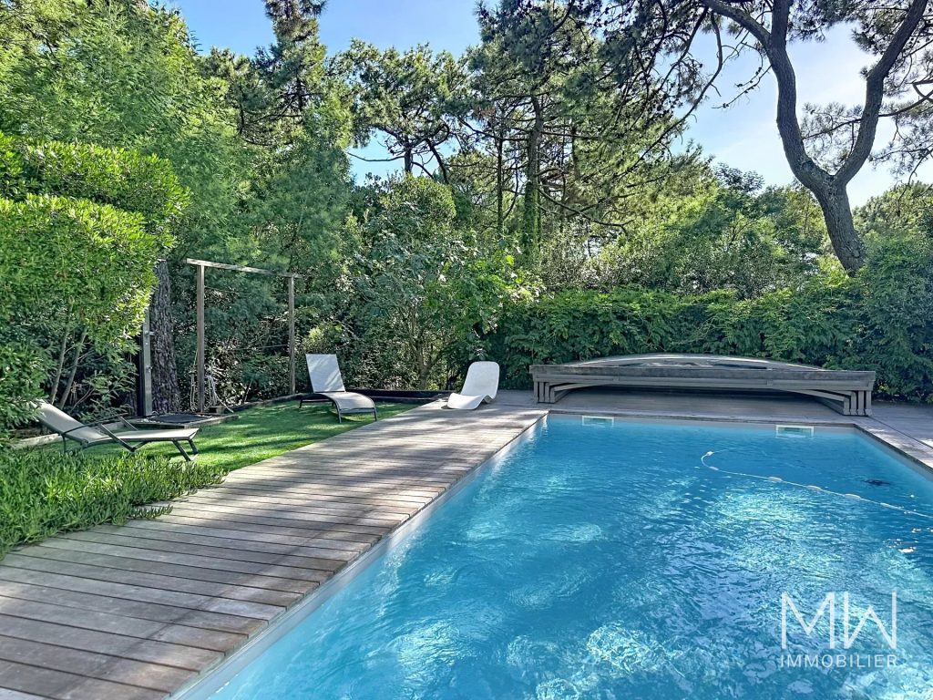 VILLA AVEC PISCINE SOUS LA PINEDE