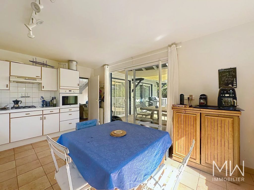 VILLA AVEC PISCINE SOUS LA PINEDE