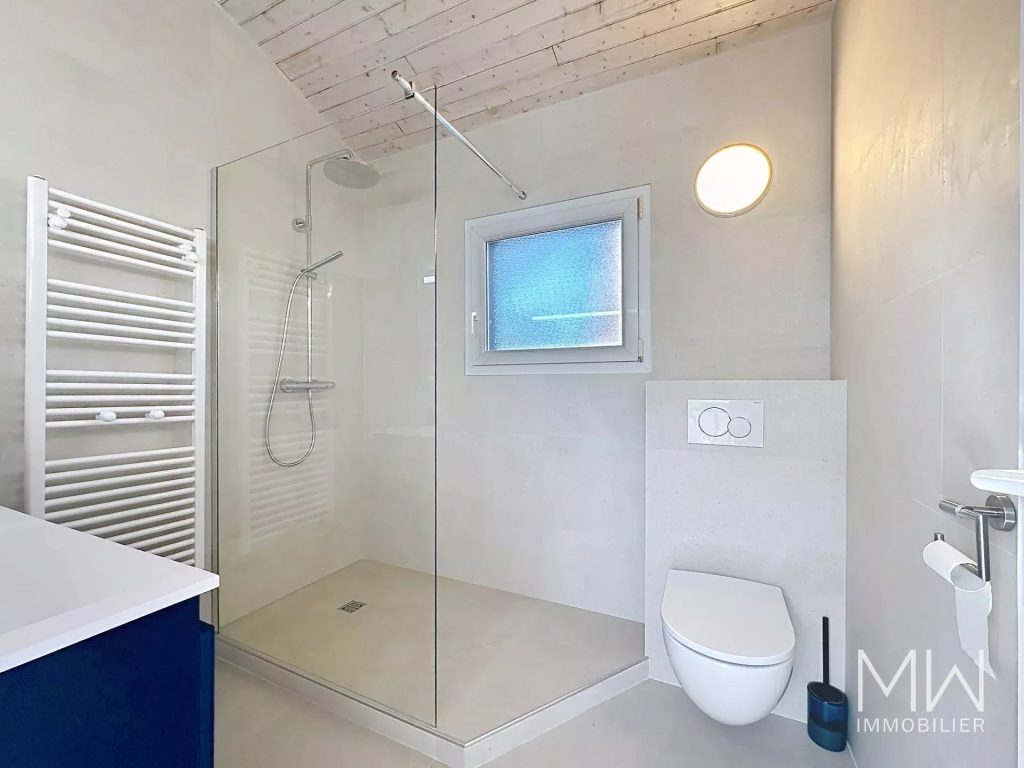 VILLA AVEC PISCINE SOUS LA PINEDE