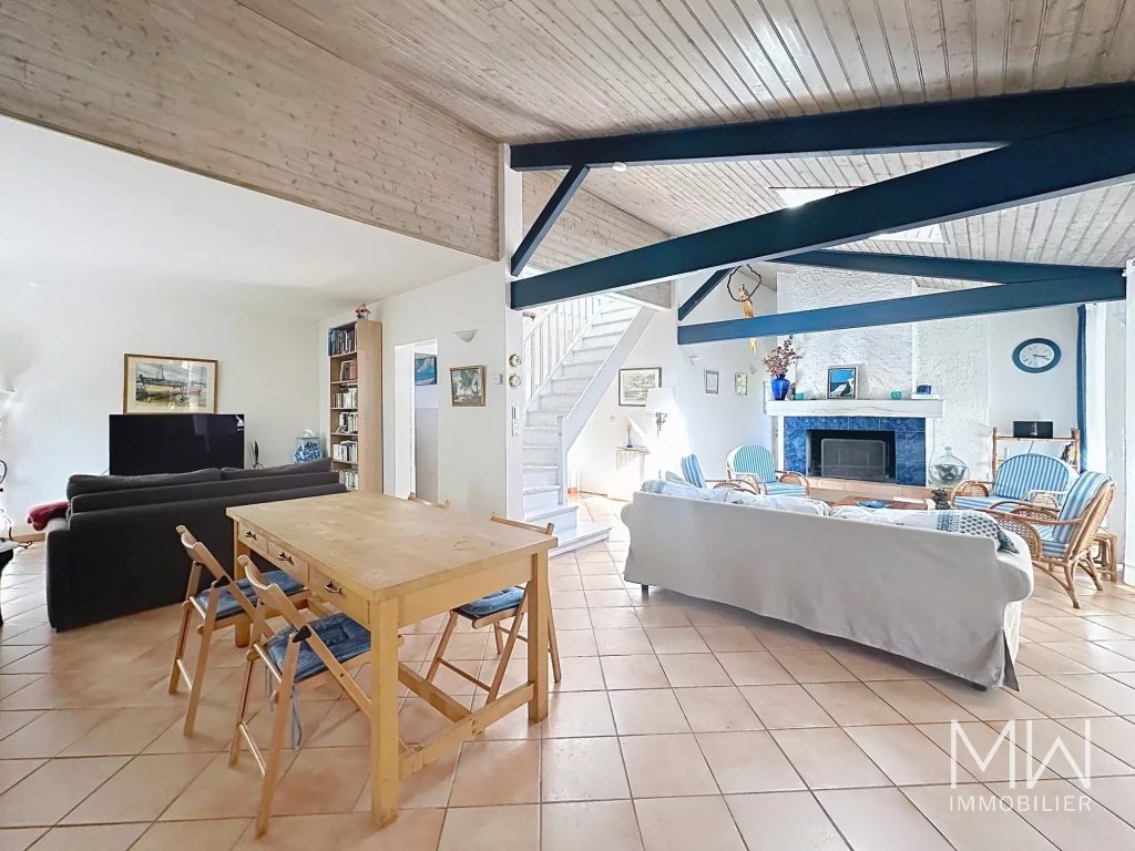 VILLA AVEC PISCINE SOUS LA PINEDE