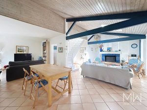 VILLA AVEC PISCINE SOUS LA PINEDE