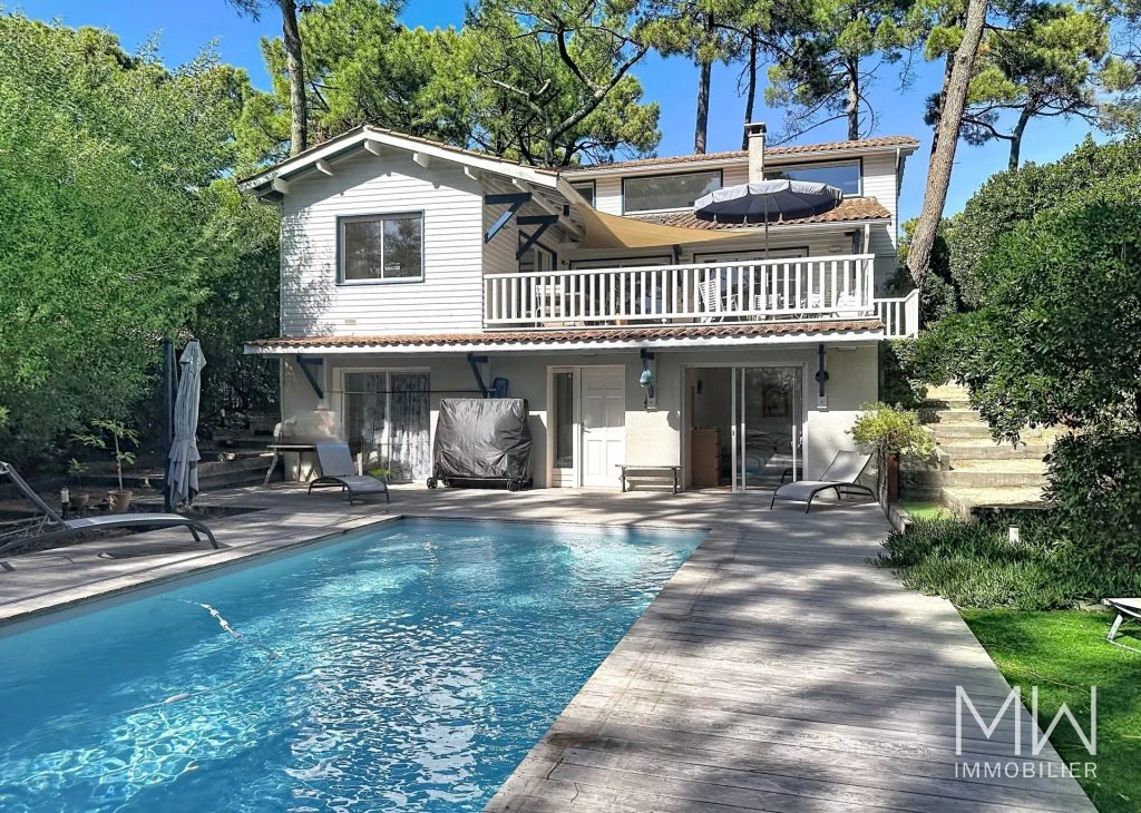 VILLA AVEC PISCINE SOUS LA PINEDE