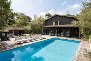 BELLE VILLA BOIS AVEC PISCINE AU PIED DES DUNES