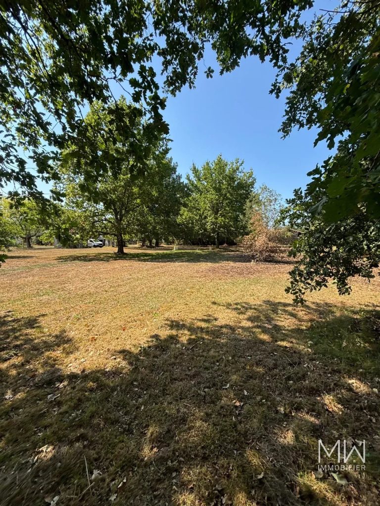 Terrain constructible de 806 m²
