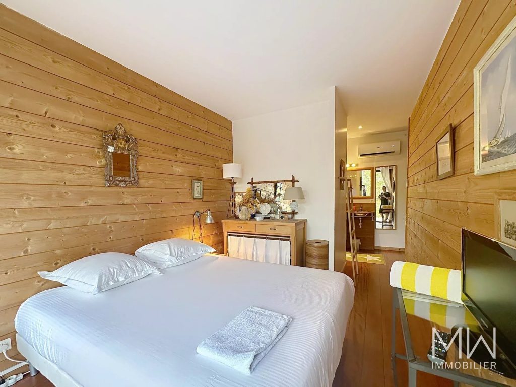 BELLE VILLA VUE BASSIN